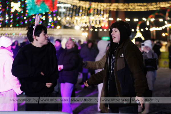 А вы там были?! Праздничная программа собрала горожан у главной городской ёлки 25 декабря - Фоторепортаж