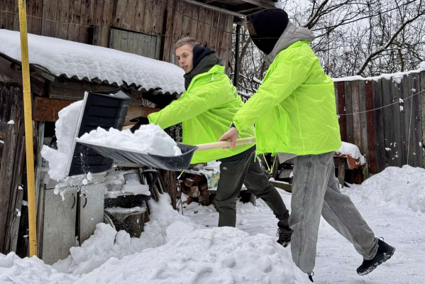 Активисты БРСМ расчистили двор пожилой витебчанки от снега