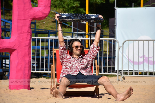 Энергия бита и солнца: как стартовал фестиваль «Пойма» в Витебске