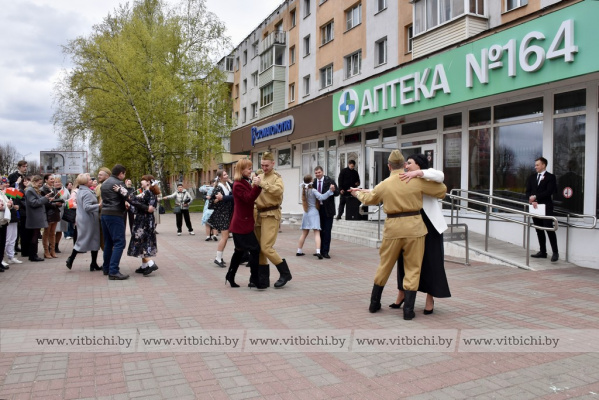 «Вальс Победы» станцевали на площадке перед витебской аптекой