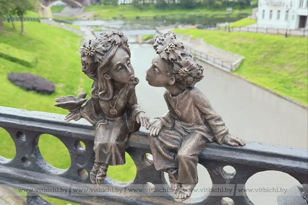 Сказка на улицах города: Витебск «заселили» васильковыми человечками