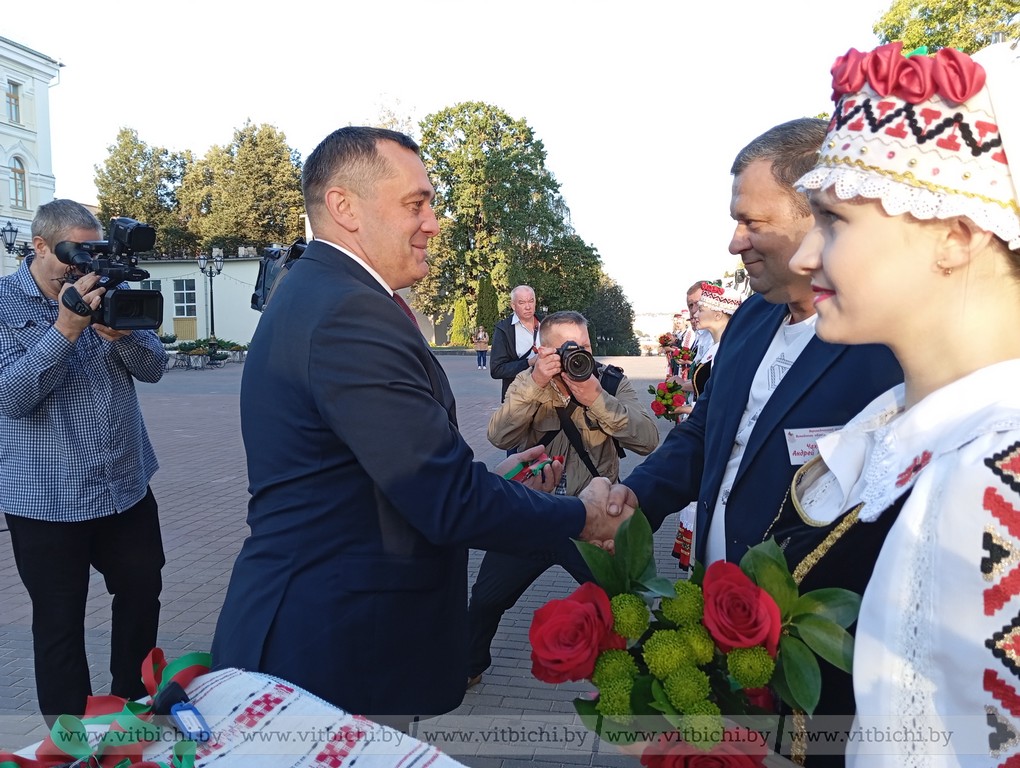 В День народного единства в Витебске облпотребсоюз получил десять новеньких автомагазинов