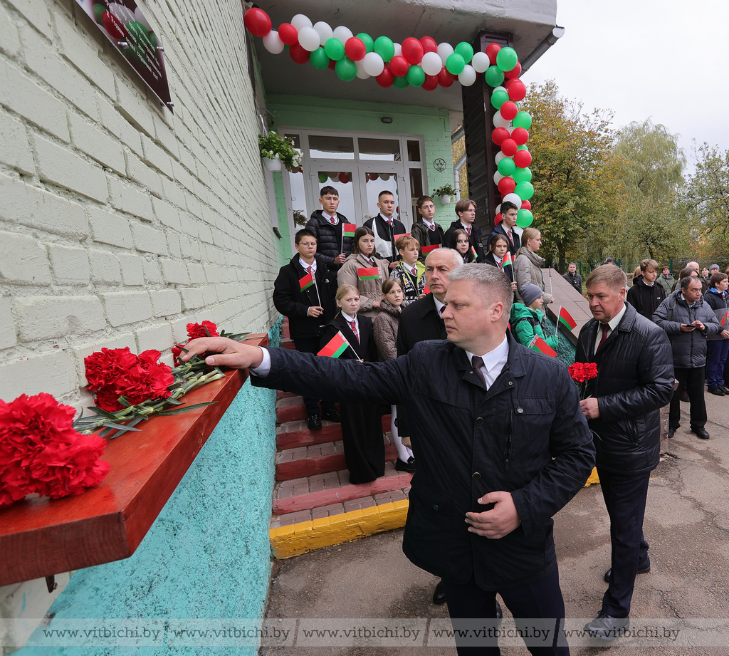 В Мазолово состоялось открытие доски на фасаде в честь присвоения средней школе имени Владимира Хабарова, комиссара первой Витебской партизанской бригады