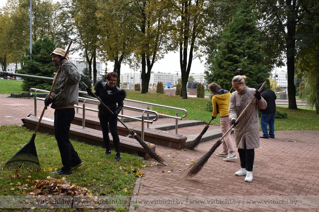 Кипит работа и в парке Победителей. Здесь с девяти утра работают представители организаций и предприятий Железнодорожного района