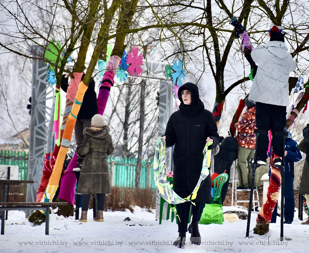 От шерстяных варежек до свитеров: в Мазурино витебчане присоединились к созданию «теплого» леса