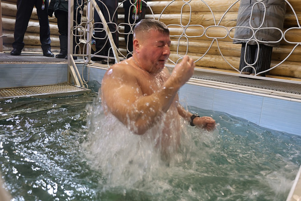 Не страшны морозы: военнослужащие 103-й бригады отметили Крещение купанием в проруби