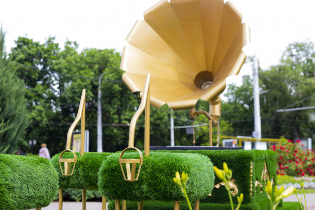 Новый арт-объект «Нотный стан» появился возле Летнего амфитеатра  