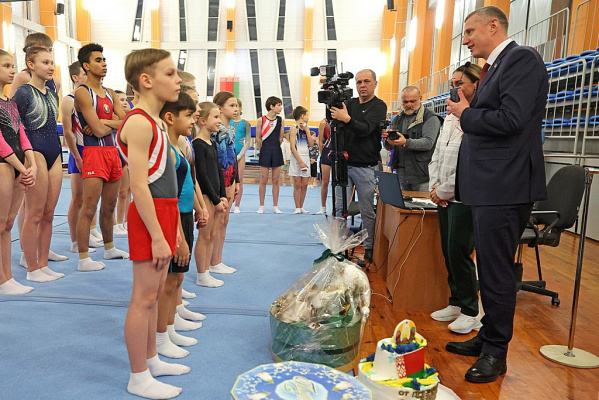 Глава Администрации Президента Дмитрий Крутой посетил Центр по прыжкам на батуте в Витебске