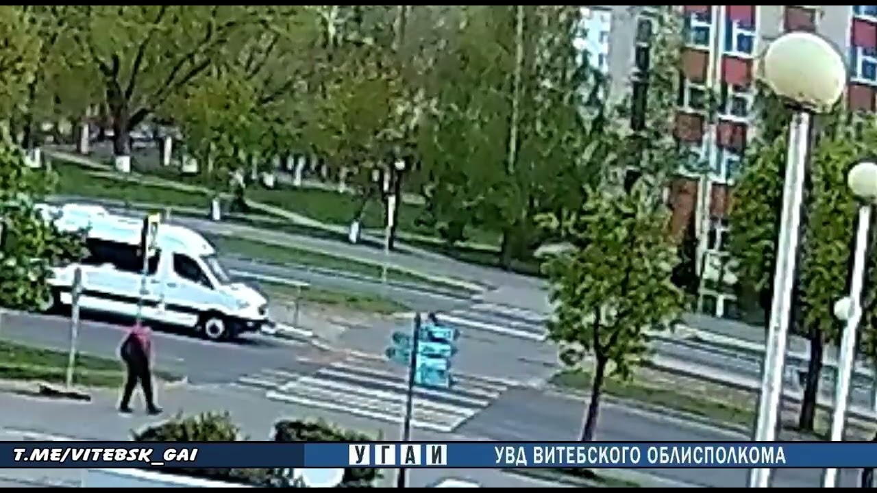В Витебске водитель Geely едва не сбил подростка на переходе — инцидент попал на видео