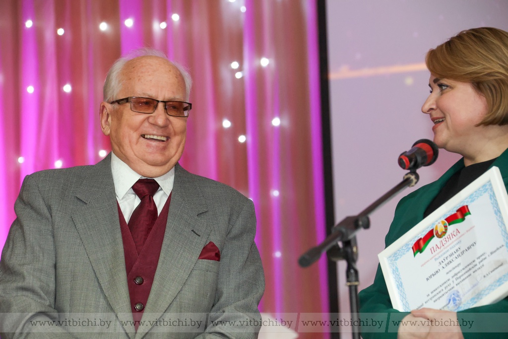 В средней школе № 40 имени М. М. Громова поздравили с юбилеем известного витебского педагога Юрия Лавренова