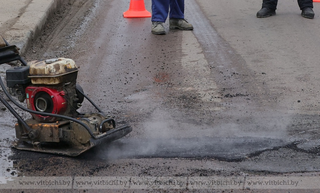 В Витебске после зимы активизировали ямочный ремонт дорожного покрытия