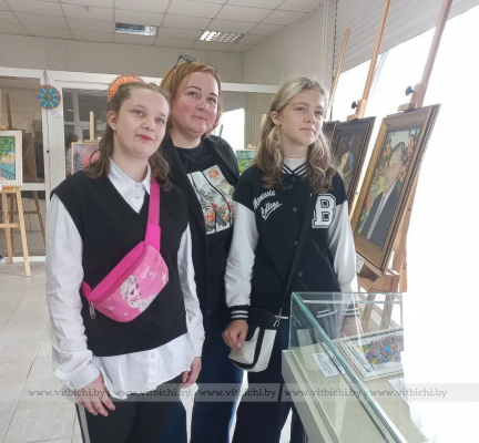 «Жить жизнь»: необычная выставка-конкурс открылась в витебской Ратуше