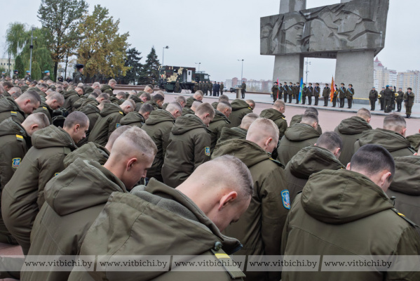 Более 300 военнослужащих 103-й Витебской воздушно-десантной бригады, увольняемых в запас, попрощались со знаменем соединения