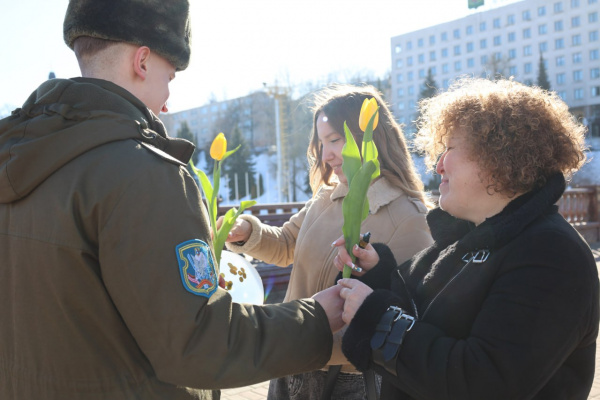 Витебские десантники дарят весеннее настроение