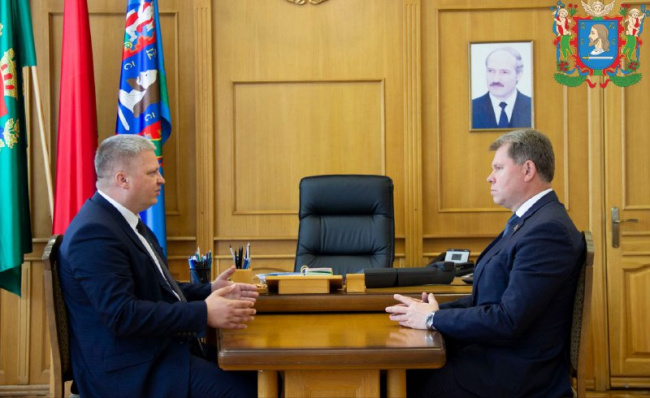 После завершения личного приема Александр Студнев провел рабочую встречу с председателем Витебского горисполкома Алексеем Героевым