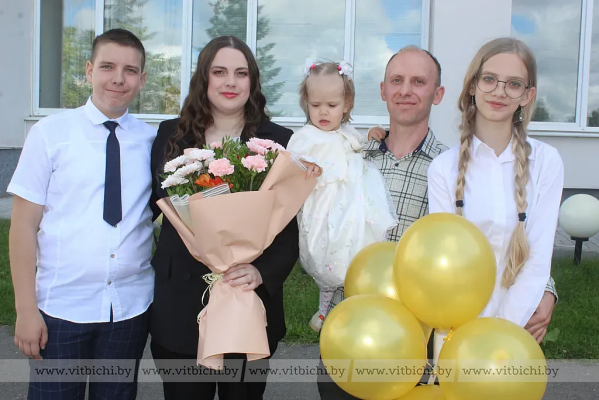 Орден Матери вручили многодетной маме из Витебска