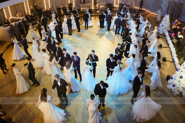 В Витебске прошел областной новогодний бал для учащейся и студенческой молодежи в тематике «Северное сияние»