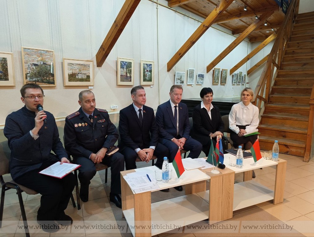 Молодые специалисты встретились с главой администрации Железнодорожного района Александром Сысоевым, депутатом Палаты представителей Национального собрания Республики Беларусь Русланом Шкодиным и другими спикерами