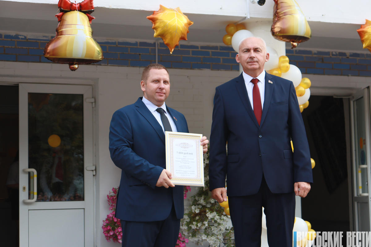 Геннадий Сабынич вручил подарочный сертификат на 7 тыс. рублей на укрепление материальной базы гимназии №5 Витебска