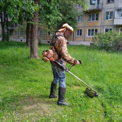 В Витебске работы по покосу придомовых территорий идут полным ходом