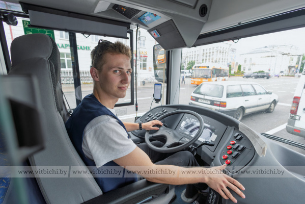 Ключи от именного автобуса вручили молодому водителю из Витебска. Рассказываем, за что