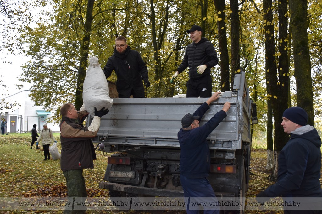 Представители администрации Железнодорожного района Витебска проводят городской субботник в микрорайоне Верховье