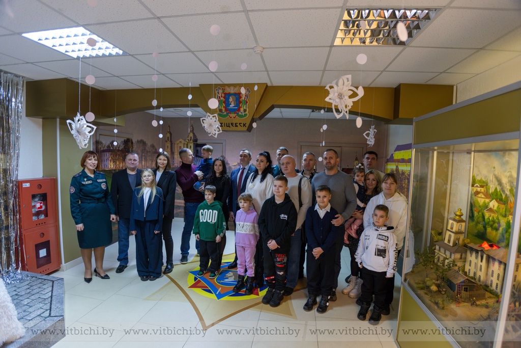 В Витебске наградили предпринимателей и посетителя ТЦ "Беларусь", которые до прибытия спасателей помогли вывести из задымленного здания людей