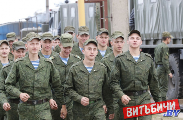 Осенний призыв: молодые витебчане готовятся сменить гражданскую одежду на военную форму