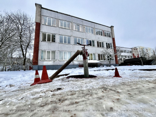 В Витебске устранили последствия прорыва водопровода на территории школы