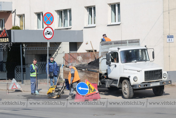 Шесть дней в неделю: как в Витебске ремонтируют дороги после зимы