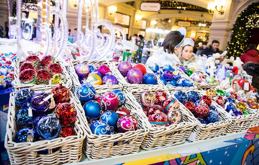 Ёлочки с иголочками, заманчивые скидки на продукты питания и косметику, множество сувениров. Объекты торговли Витебска готовятся удивлять покупателей в новогодние праздники