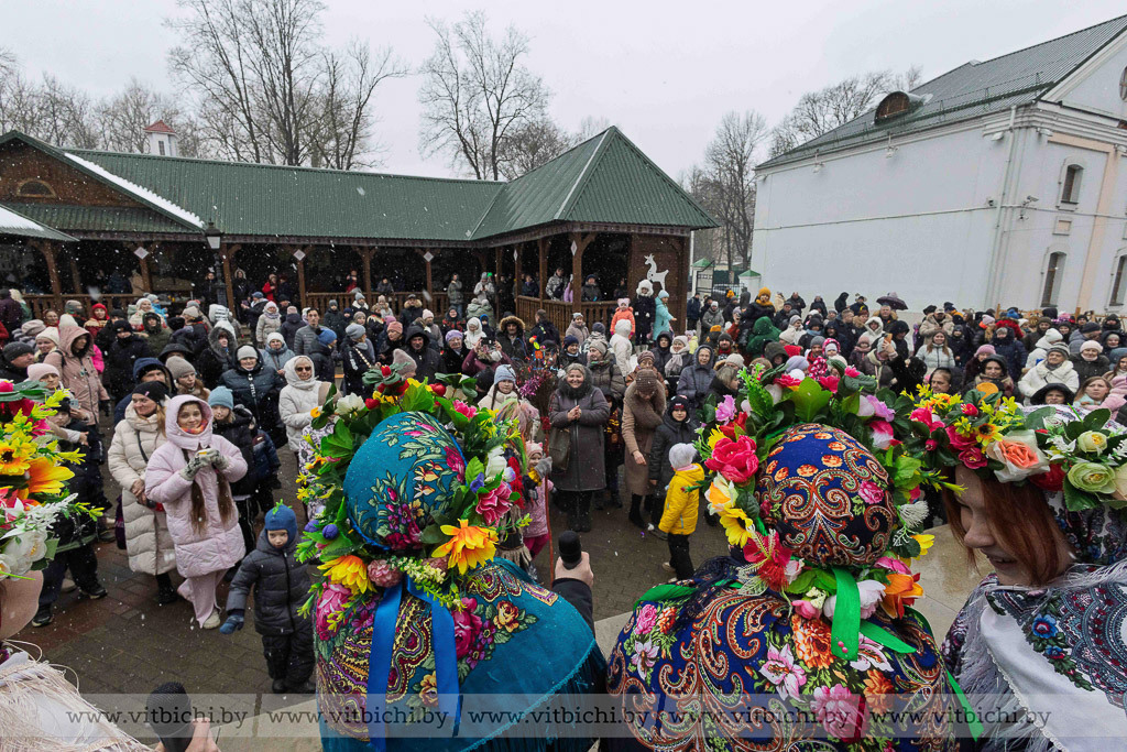 Как в Витебске зиму провожали. Смотрите, сколько людей пришли на Масленицу в "Золотое кольцо Витебска "Двина"