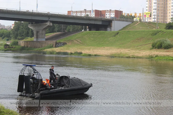 На моторной лодке «Пиранья» по реке Западная Двина, рассекая волны: в таком необычном формате прошла выездная пресс-конференция с главным спасателем области Сергеем Мелешкиным.