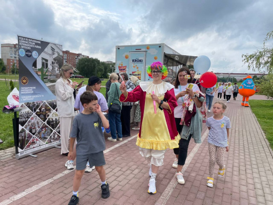 Сотни горожан собрал праздник Первомайского района. Его не омрачил даже мощный дождь, который обрушился на город