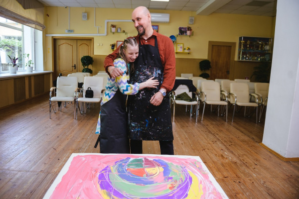 Кисти вместо слов: как покупки в магазине помогают особенным детям выразить себя