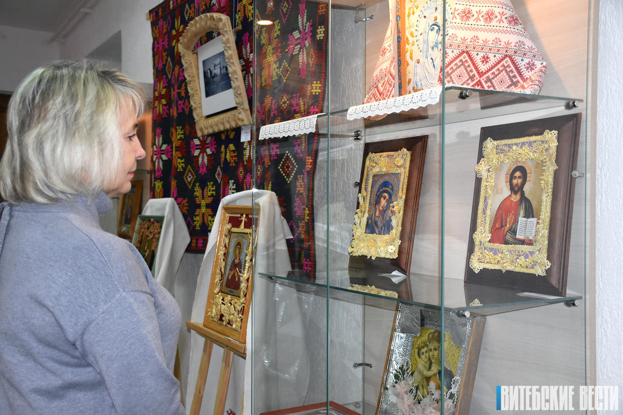 Из соломы и лыка: в Витебске открылась выставка-конкурс окладов для икон