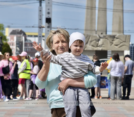 Яркий старт лета: в Витебске детям устроили масштабный праздник