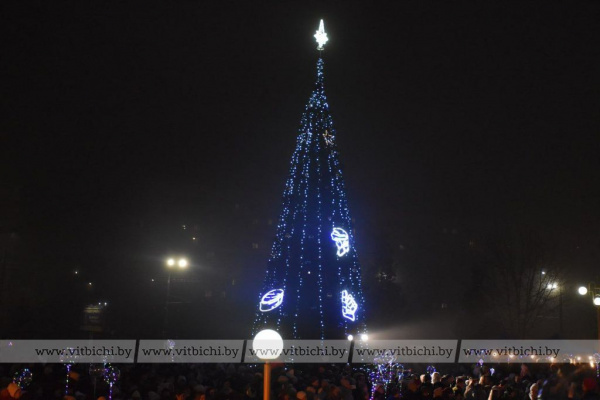 Главная елка Первомайского района Витебска засияла огнями перед Дворцом спорта
