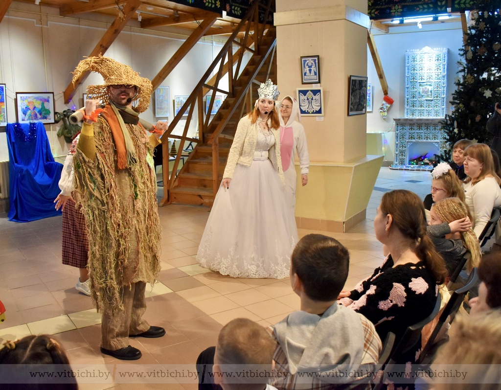 Сюрпризы, конкурсы и подарки. Новогоднее торжество для детей из семей беженцев прошло в Витебске