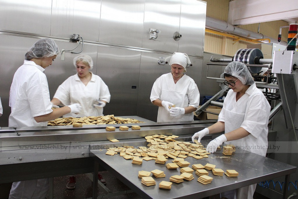 Открывают двери в мир взрослой жизни: как витебские студенты работают на хлебозаводе