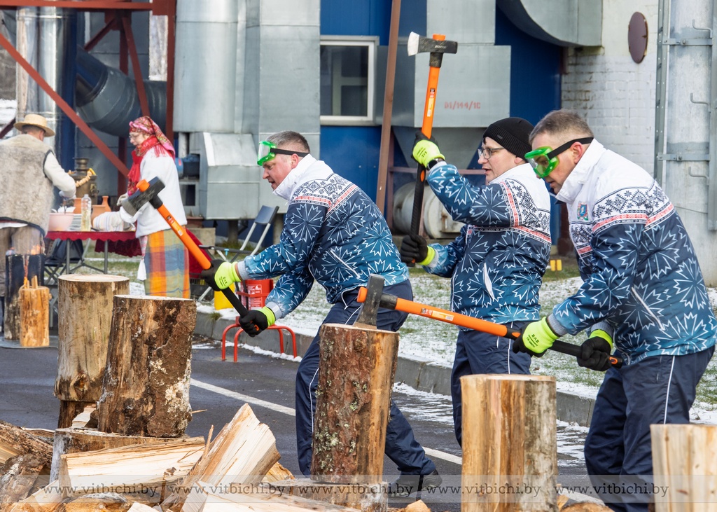 Витебск подхватил эстафету по колке дров и провел состязание на самый народный вид спорта