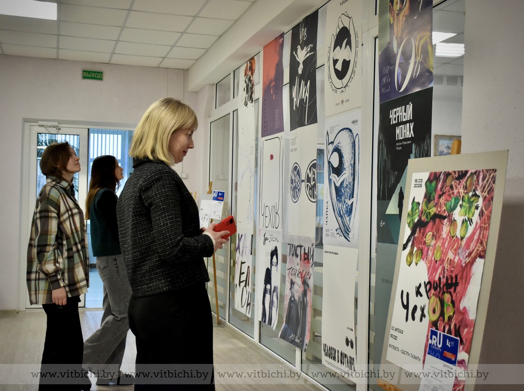 К 165-летнему юбилею Антона Чехова в областной библиотеке открылась выставка театрального плаката «Чеховская палитра»