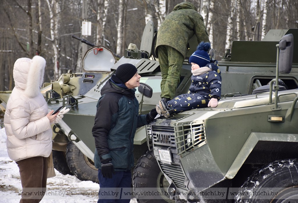 В витебском парке имени Советской Армии празднуют День защитников Отечества