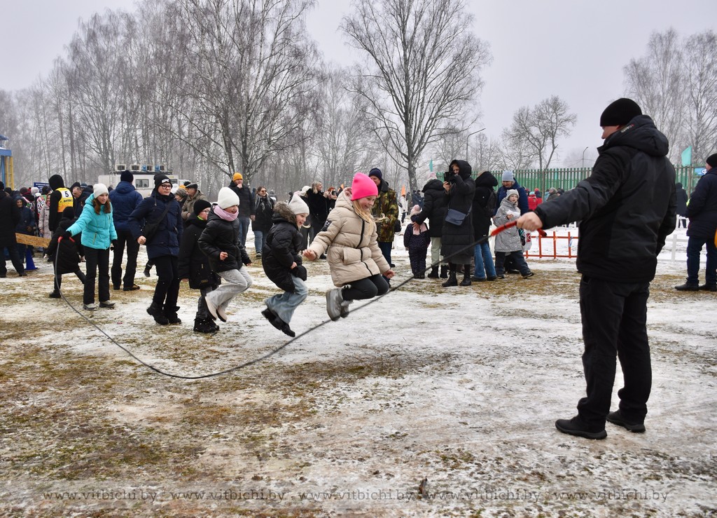 Несколько сотен витебчан провожают зиму в витебском парке имени Советской Армии