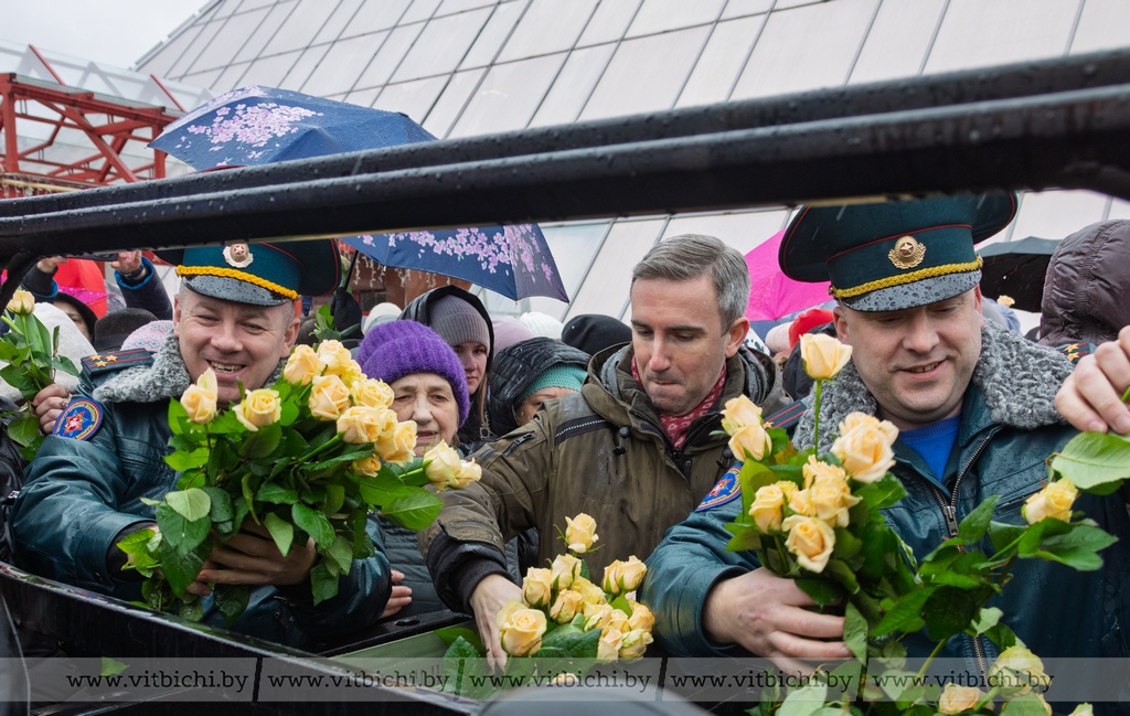 С любовью, от МЧС! Смотрите, как витебские спасатели поздравили женщин с 8 Марта