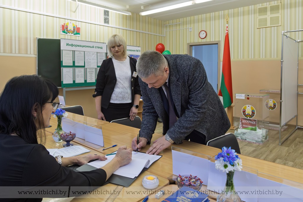 В средней школе № 45 имени В. Ф. Маргелова в Первомайском районе Витебска размещено пять участков для голосования
