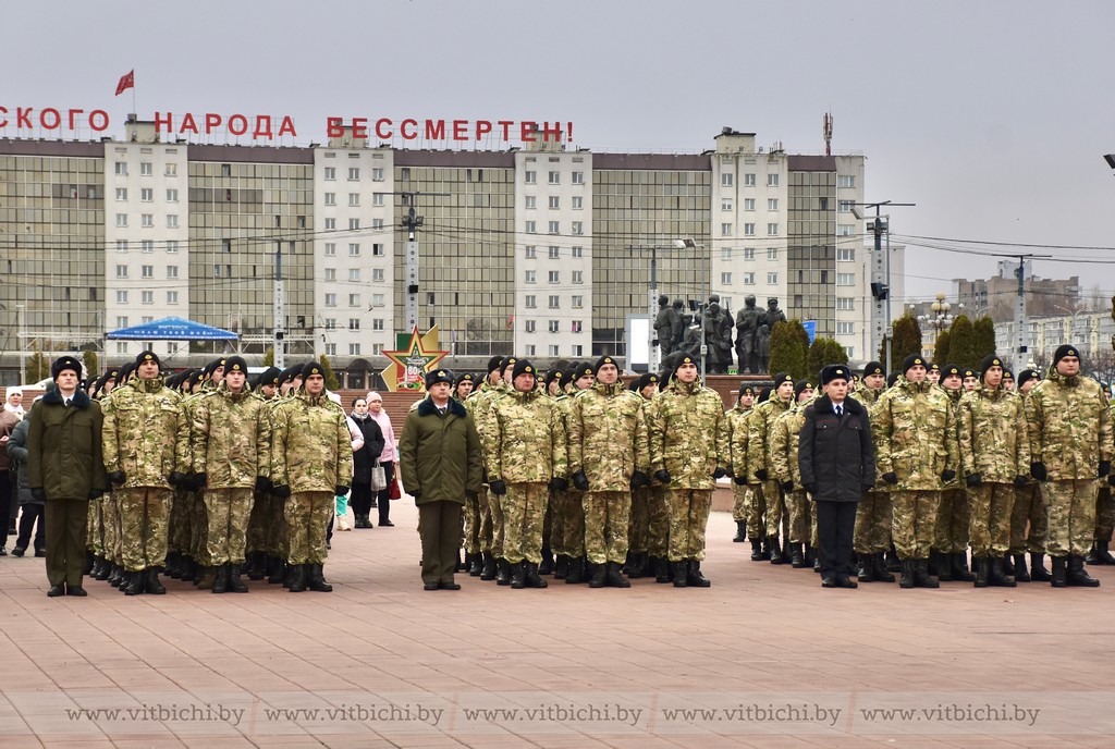 На площади Победы в Витебске военную присягу приняли более 50 военнослужащих, которые пройдут срочную службу в седьмой отдельной специальной милицейской бригаде