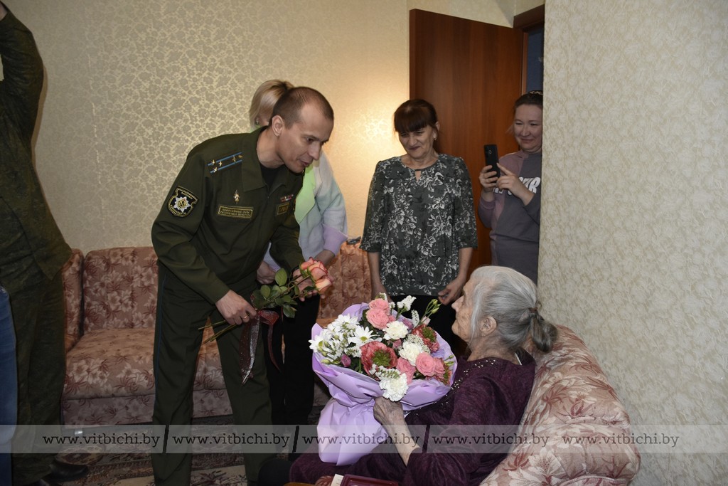 Сотрудники Посольства Российской Федерации в Республике Беларусь вручили юбилейную медаль ветерану Великой Отечественной войны Лилии Ковалёвой