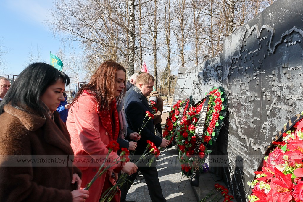 Венки и цветы возложили к стеле мемориального комплекса «5-й Полк» в Витебске