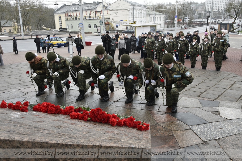 Цветы скорби и памяти. Память о жертвах геноцида объединила витебчан у памятного знака у Ратуши